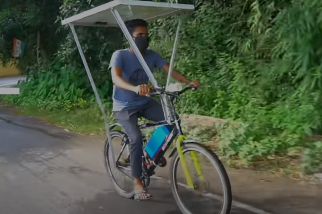 Vélo électrique avec panneau solaire monté sur l'auvent. Artisanal mais remarquable.