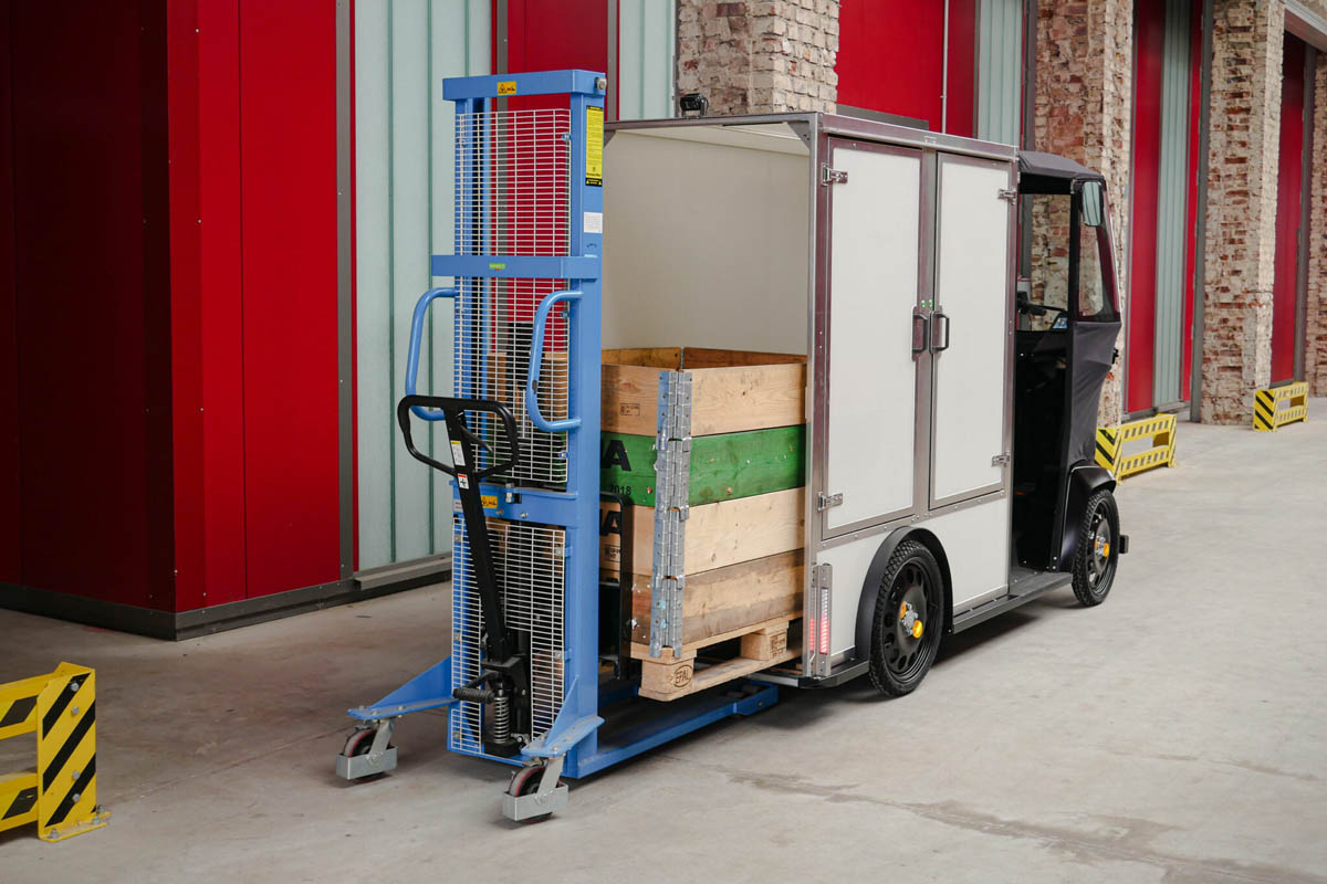 Chargement d'une palette Europalette dans la Cargobox du vélo cargo électrique Antric Evo 1